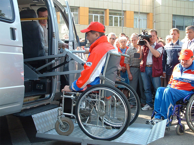 Организация поддержки инвалидов. Автомобиль для инвалидов. Автомобиль для инвалидов колясочников. Люди с ограниченными способностями. Автомобиль для людей с ограниченными возможностями.