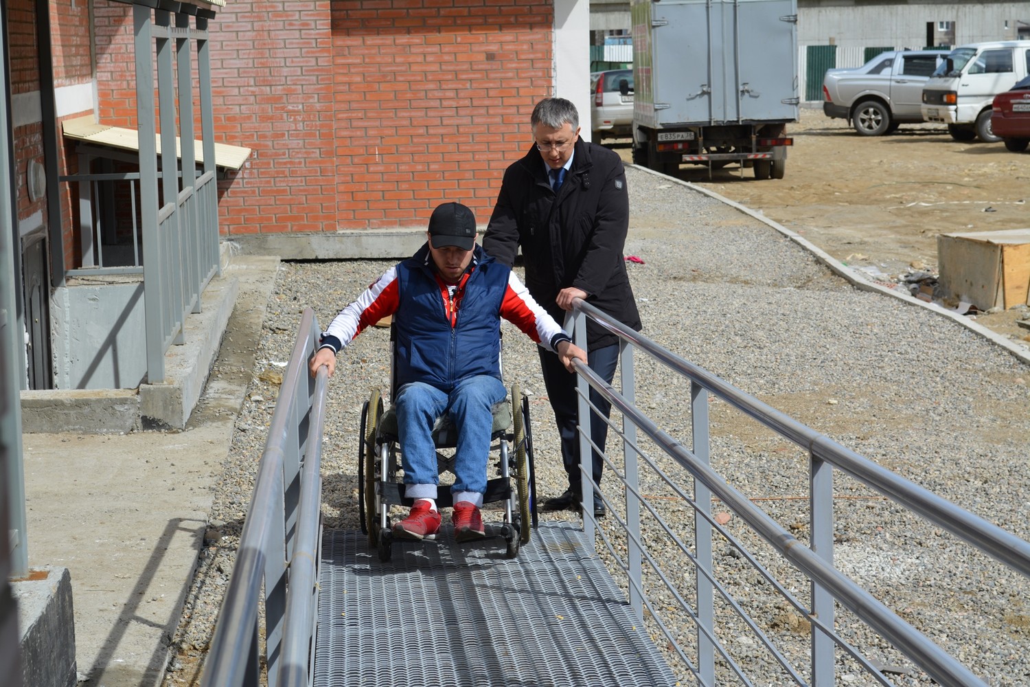 Соцзащита инвалидам 3 группы. Социальная защита инвалидов. Маломобильные граждане. Помощь маломобильным гражданам. МКД для инвалидов.
